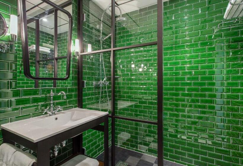 اتاق اکونومی, Room Mate Valeria