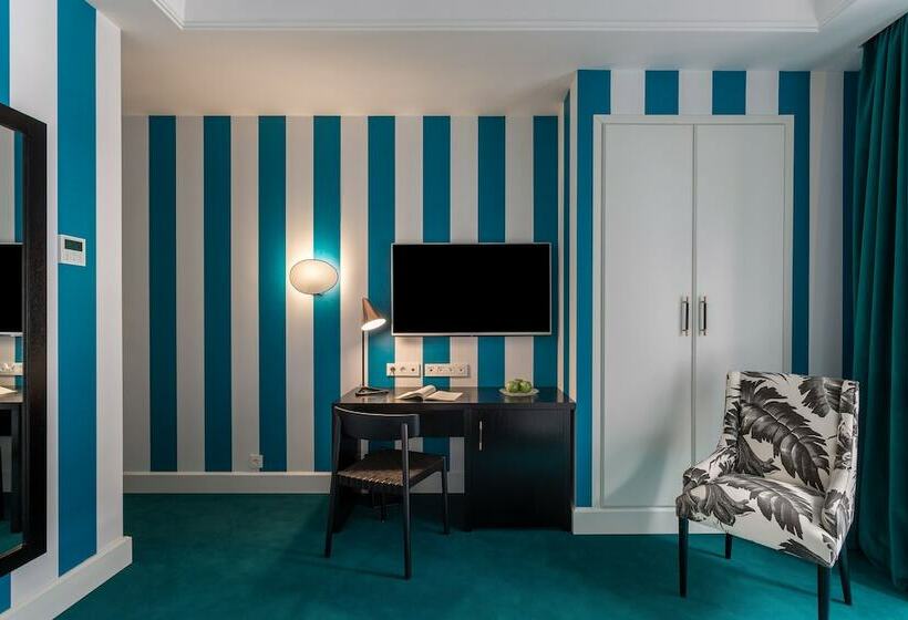 سوییت جونیور, Room Mate Valeria