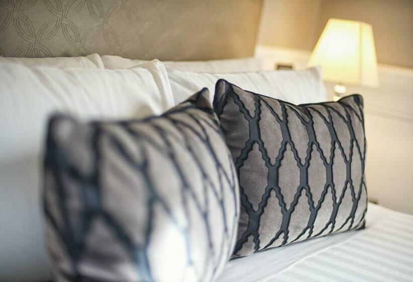 חדר בסיסי, The Independent Suites