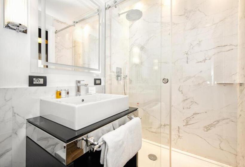 חדר דלוקס לשלושה, The Independent Suites