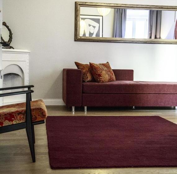 חדר דלוקס לשלושה, The Independent Suites