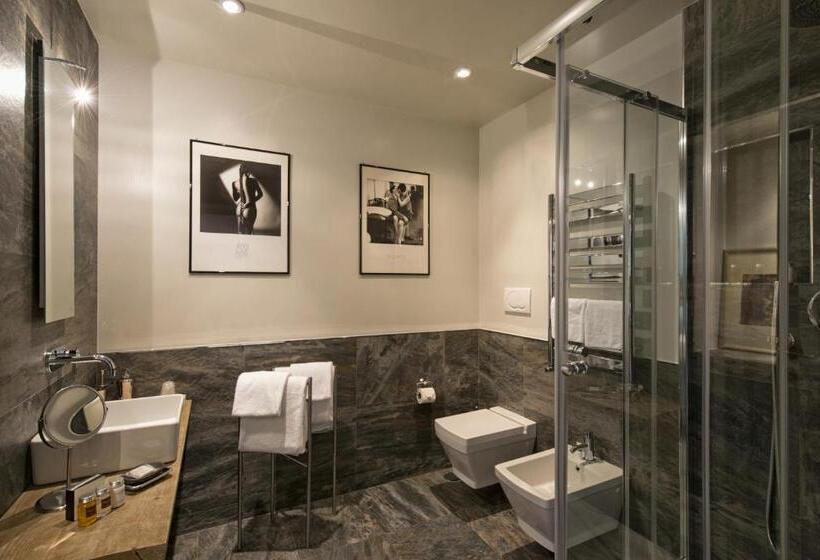 חדר דלוקס לשלושה, The Independent Suites