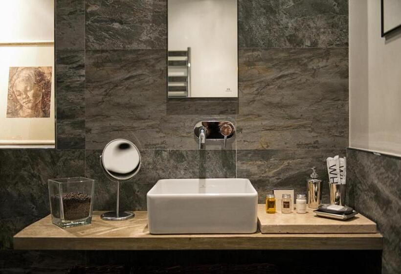 חדר דלוקס לשלושה, The Independent Suites