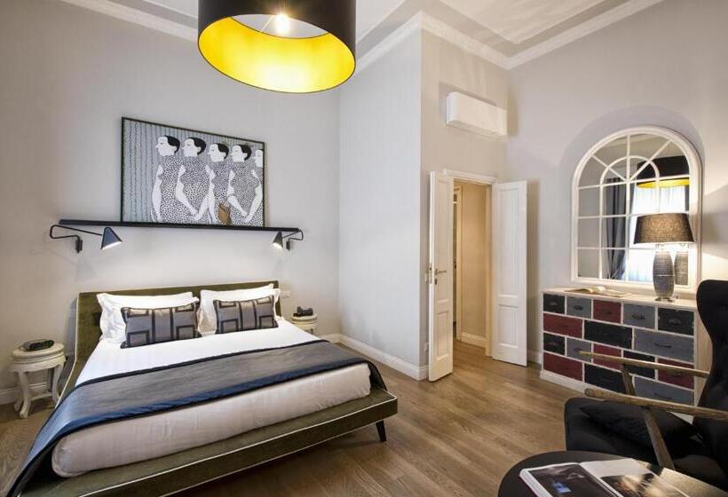 اتاق خانوادگی, The Independent Suites