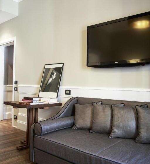 חדר דלוקס לשלושה, The Independent Suites