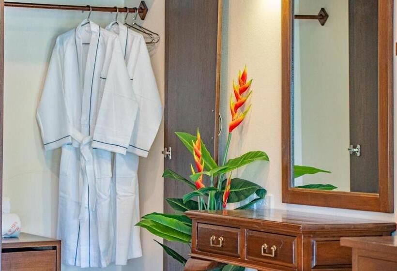 带大床的豪华间, มนต์เมืองเชียงใหม่ รีสอร์ต Monmuang Chiangmai Resort