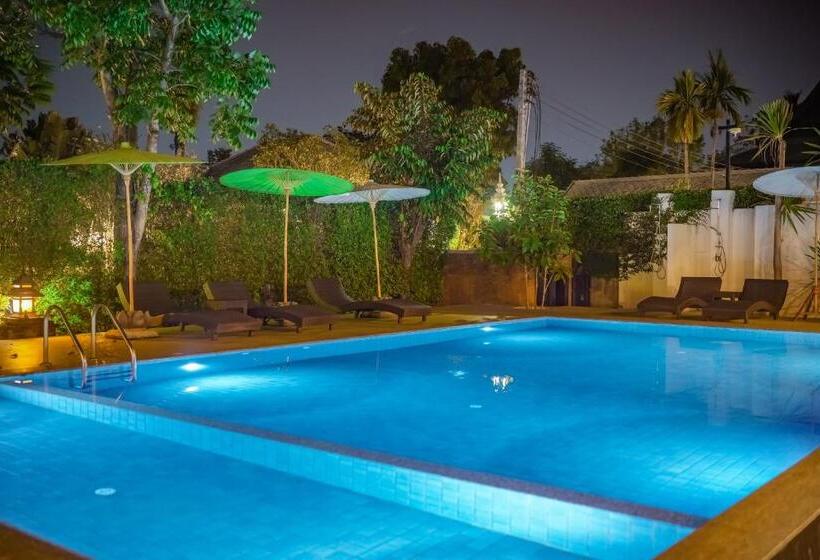 带大床的豪华间, มนต์เมืองเชียงใหม่ รีสอร์ต Monmuang Chiangmai Resort