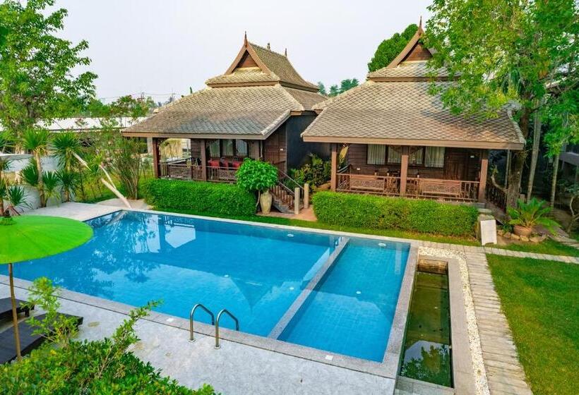 带大床的豪华间, มนต์เมืองเชียงใหม่ รีสอร์ต Monmuang Chiangmai Resort