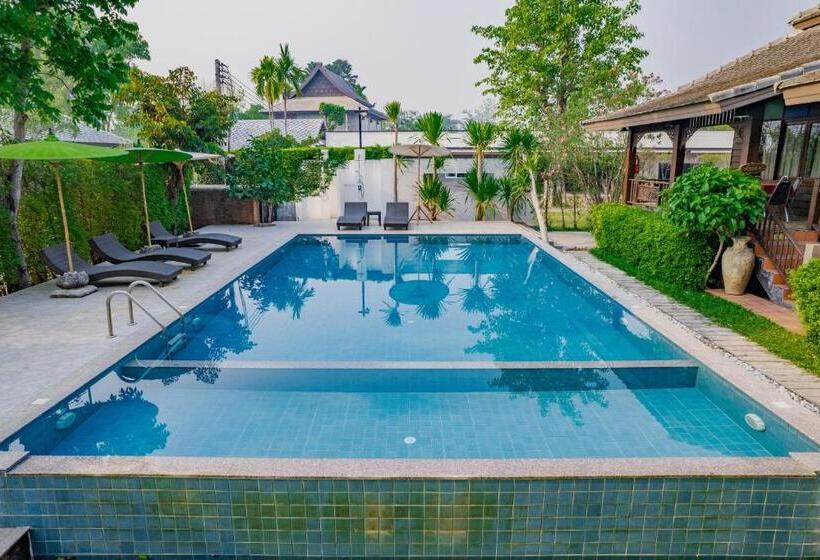 带大床的豪华间, มนต์เมืองเชียงใหม่ รีสอร์ต Monmuang Chiangmai Resort