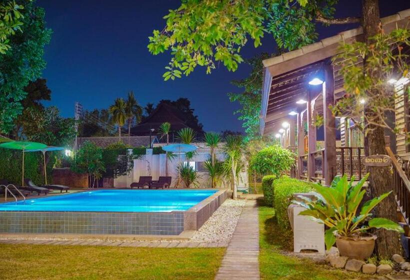 带大床的豪华间, มนต์เมืองเชียงใหม่ รีสอร์ต Monmuang Chiangmai Resort