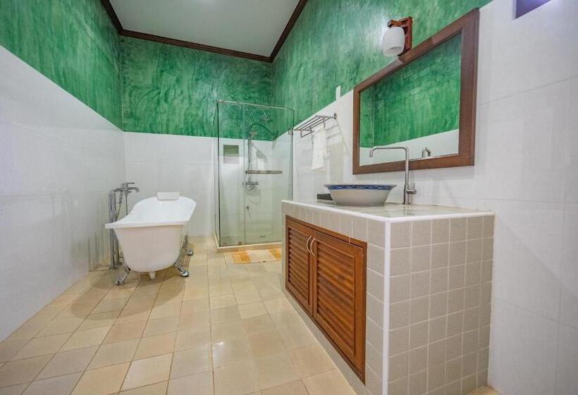 带大床的豪华间, มนต์เมืองเชียงใหม่ รีสอร์ต Monmuang Chiangmai Resort