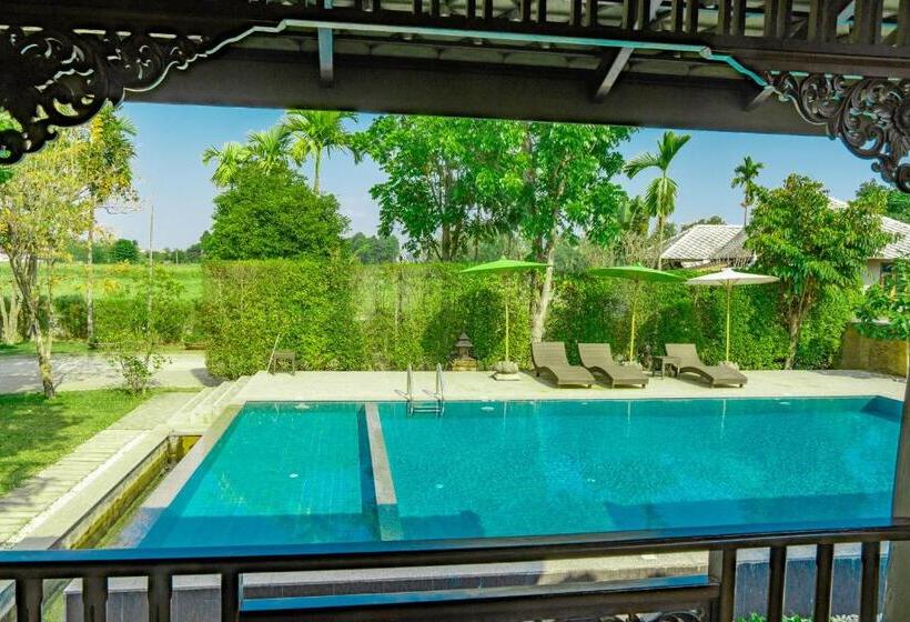 带大床的豪华间, มนต์เมืองเชียงใหม่ รีสอร์ต Monmuang Chiangmai Resort