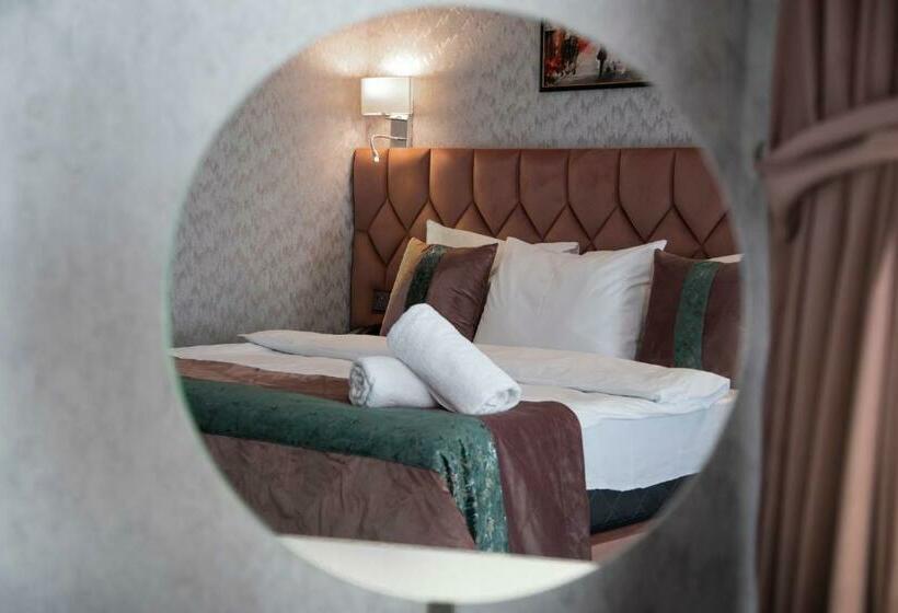 اتاق لوکس, Essam Deluxe