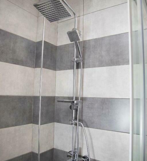 اتاق لوکس, Essam Deluxe