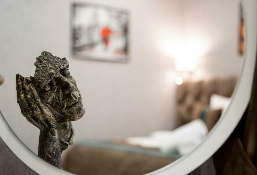 اتاق لوکس, Essam Deluxe