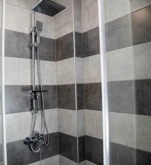 اتاق لوکس, Essam Deluxe