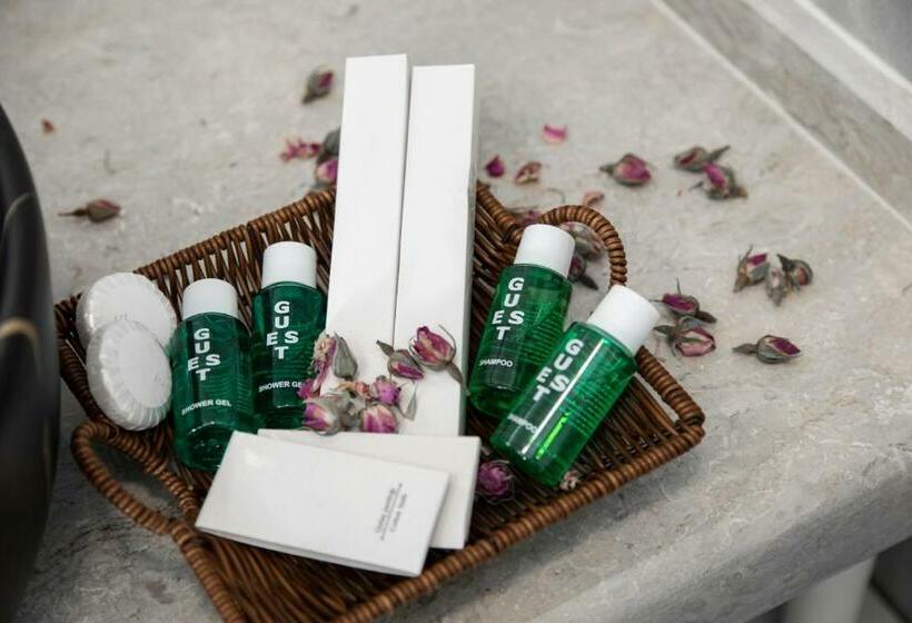 اتاق لوکس, Essam Deluxe