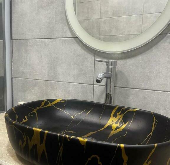 اتاق لوکس, Essam Deluxe