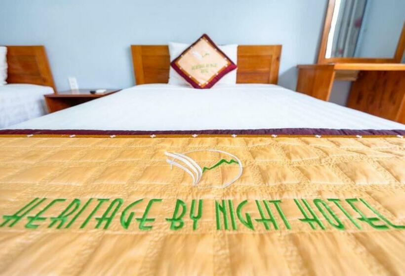 اتاق استاندارد سه تخته با چشمانداز استخر, Heritage By Night