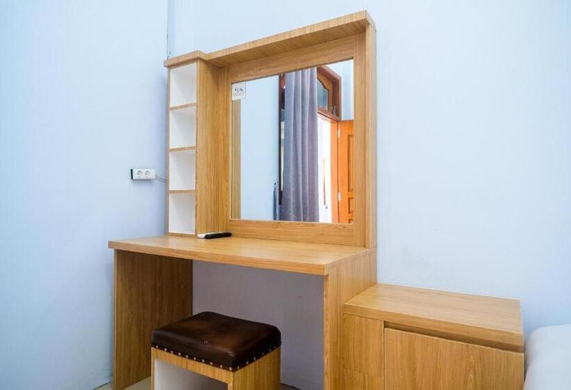 Номер Deluxe, Urbanview Syariah Wisma Nabil Solo