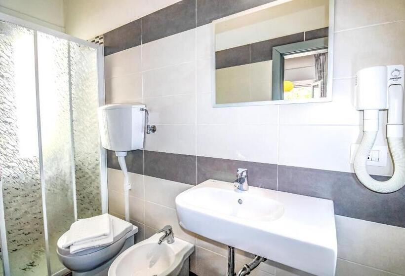 Трехместный Номер Стандарт с Балконом, Dependance Londra Hotel Duca Di Kent