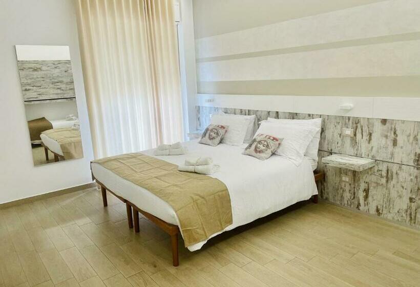 اتاق استاندارد چهار تخته, La Trinacria