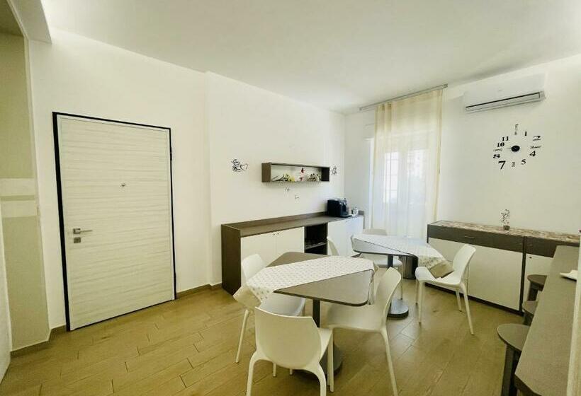 اتاق استاندارد چهار تخته, La Trinacria