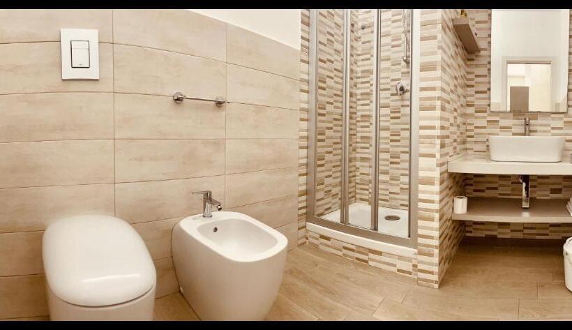 اتاق استاندارد سه نفره, La Trinacria