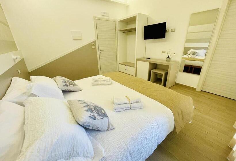 اتاق استاندارد سه نفره, La Trinacria