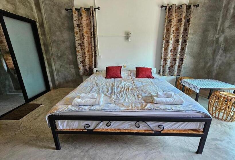 חדר דלוקס לשלושה, ไร่ปาริชาติ