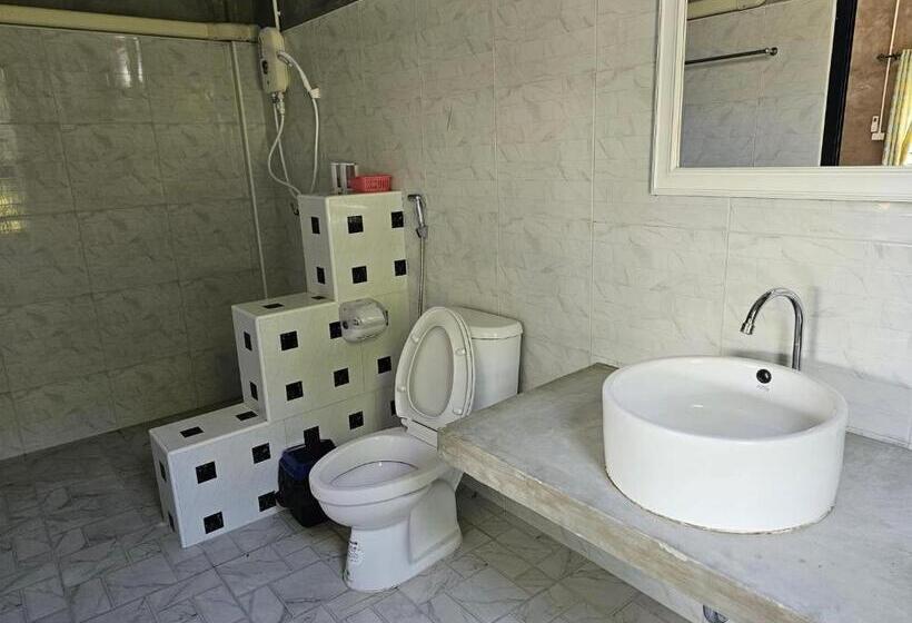 豪华三人间, ไร่ปาริชาติ