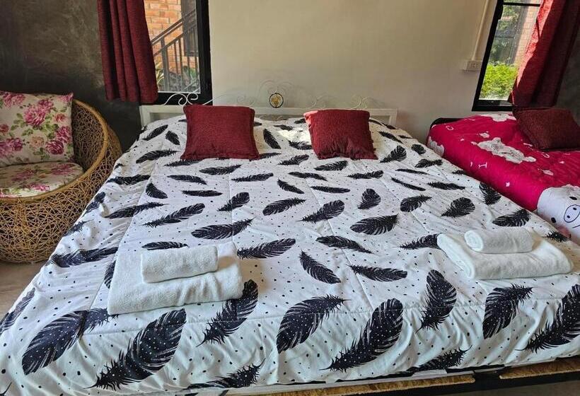 Háromágyas Deluxe Szoba, ไร่ปาริชาติ