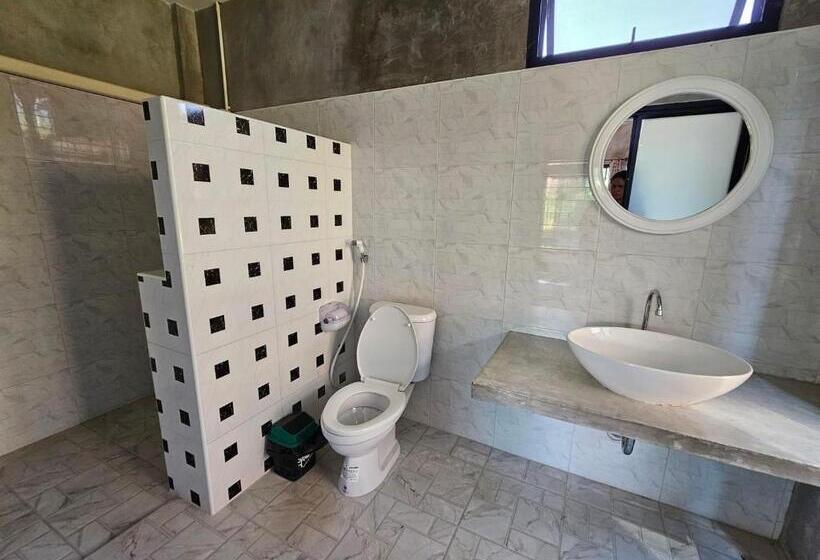 חדר דחוקס עם מיטת קינג, ไร่ปาริชาติ