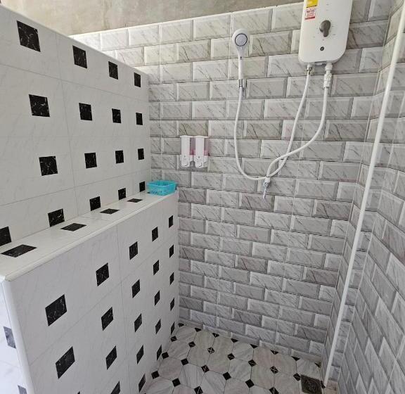 Deluxe Szoba Kind Size Bed, ไร่ปาริชาติ