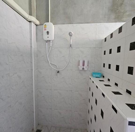 חדר דחוקס עם מיטת קינג, ไร่ปาริชาติ