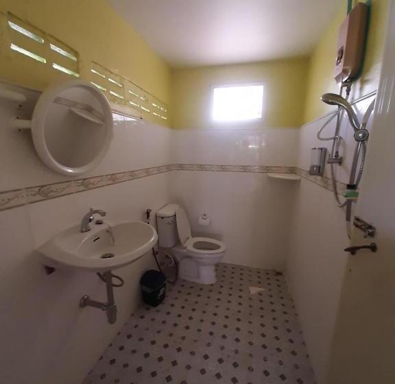 Családi Szoba, ไร่ปาริชาติ