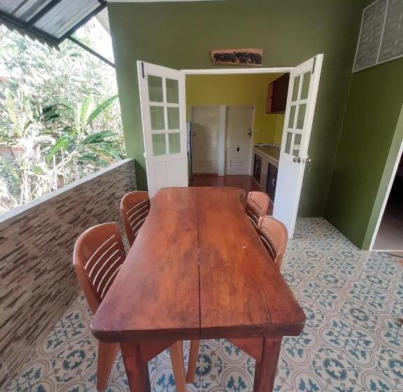 חדר משפחתי, ไร่ปาริชาติ