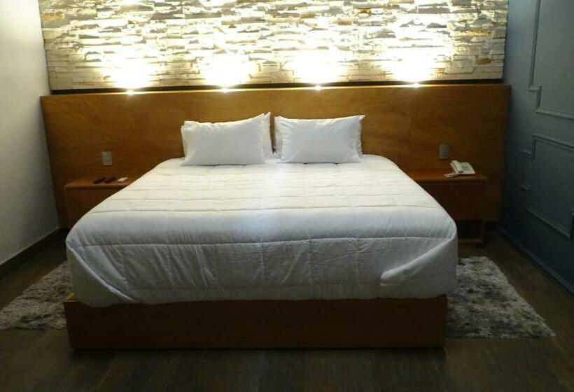 Полулюкс, Plaza De Armas