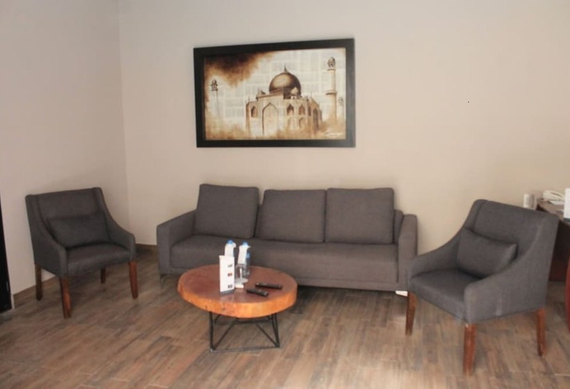 Люкс, Plaza De Armas