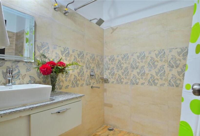 Family Room Mountain View, Dhanolti View By La Riqueza   Welcome New Year With Fresh Snowfall