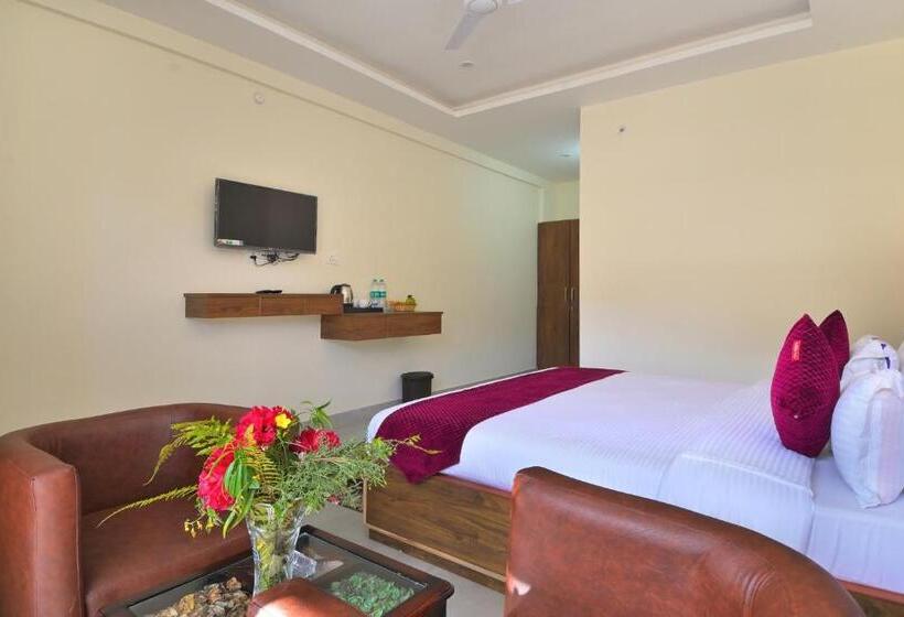 Family Room Mountain View, Dhanolti View By La Riqueza   Welcome New Year With Fresh Snowfall