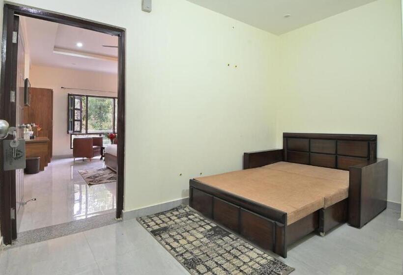 Family Room Mountain View, Dhanolti View By La Riqueza   Welcome New Year With Fresh Snowfall