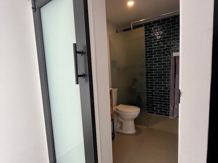 اتاق استاندارد با سرویس بهداشتی مشترک, La Calma Poshtel