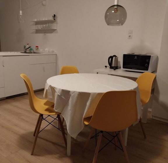 高级工作室, Squash Apartments & Studios