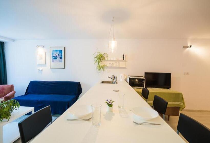 Студия Deluxe, Squash Apartments & Studios