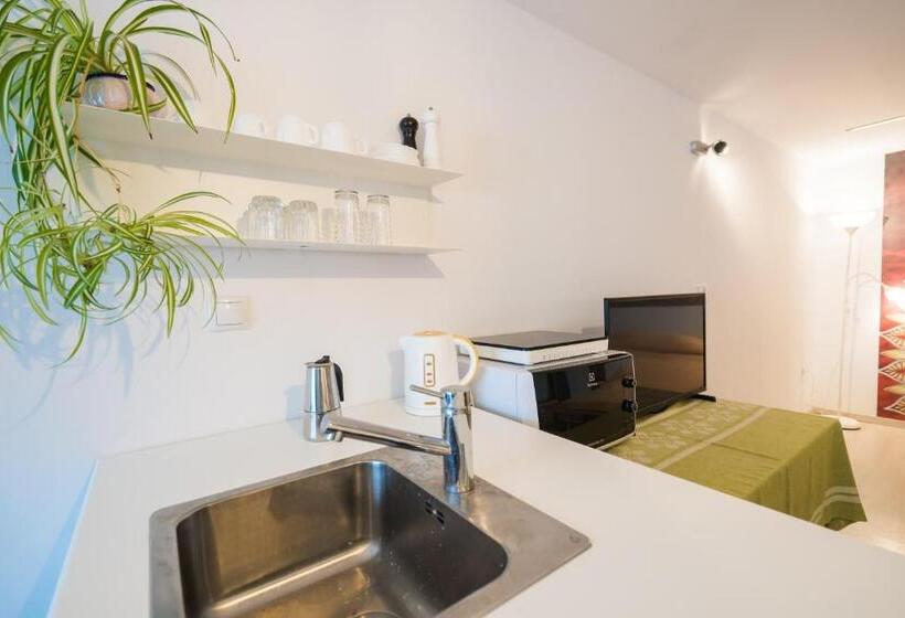 סטודיו דלוקס, Squash Apartments & Studios