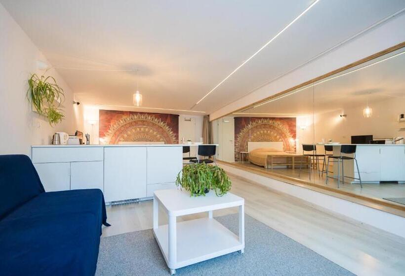 סטודיו דלוקס, Squash Apartments & Studios