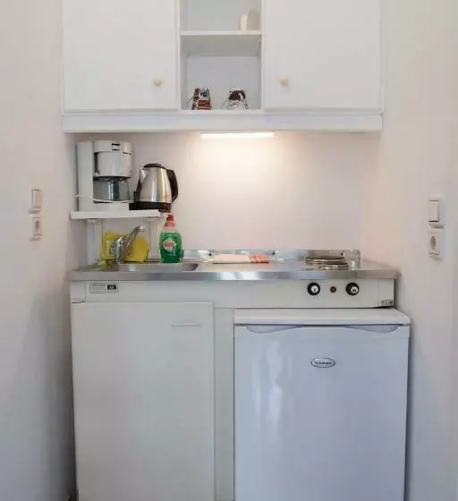 スタンダードスタジオ, Astra Hotel Apartments