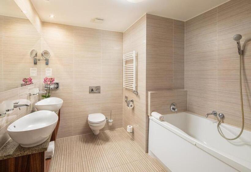 Номер Deluxe, Grand Hotel Glorius Makó