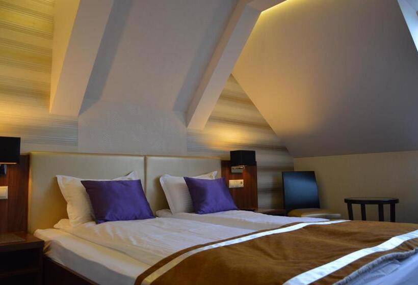 غرفة قياسية ثلاثية, Grand Hotel Glorius Makó